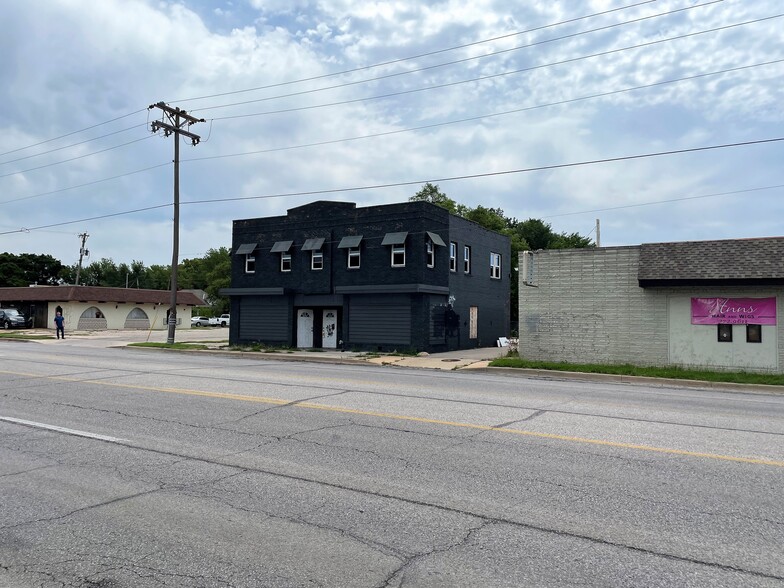 2015 E Central Ave, Wichita, KS for sale - Building Photo - Image 2 of 3