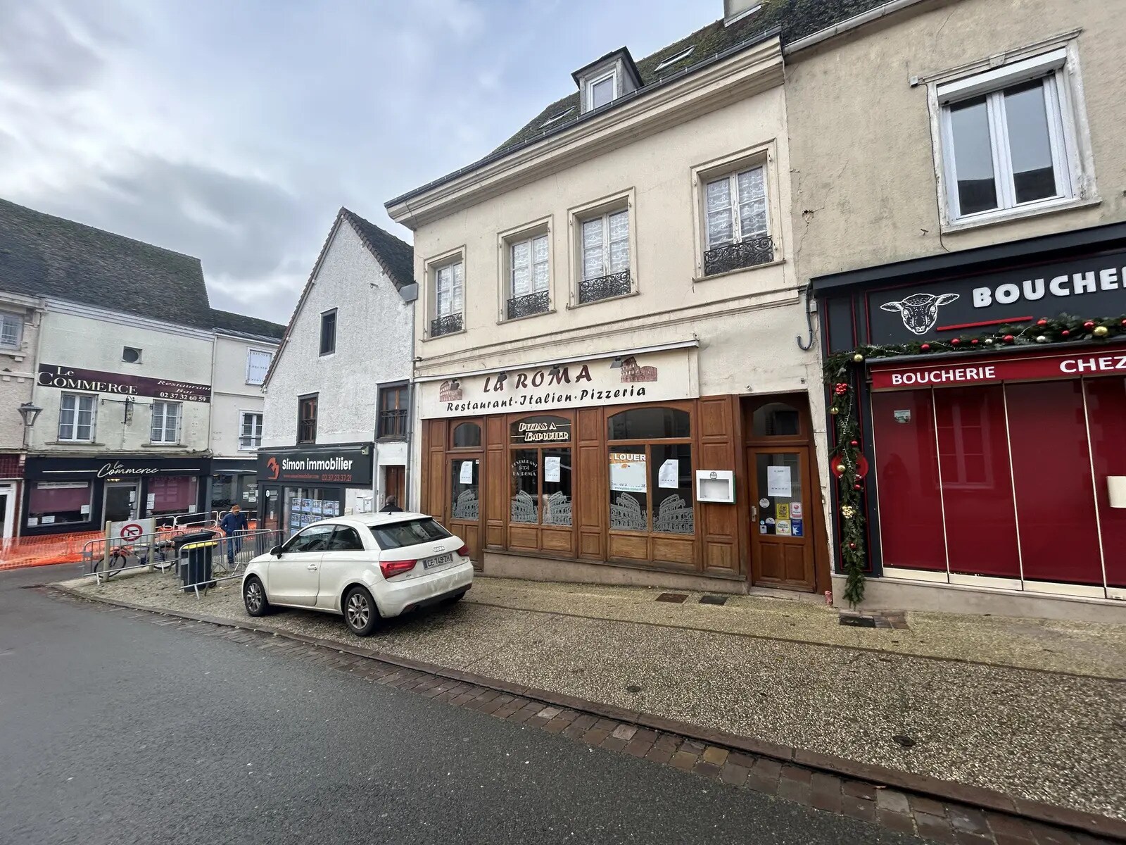 Retail in Courville-sur-Eure for lease Building Photo- Image 1 of 3