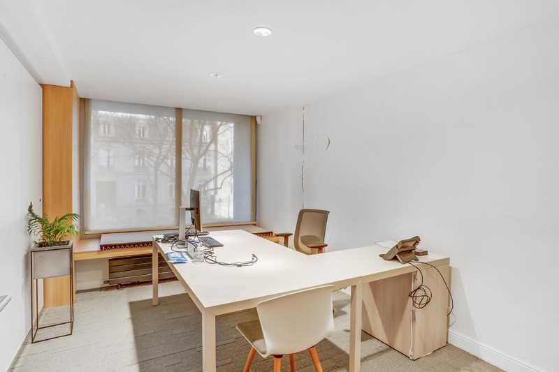 Office in Paris for lease Interior Photo- Image 1 of 6