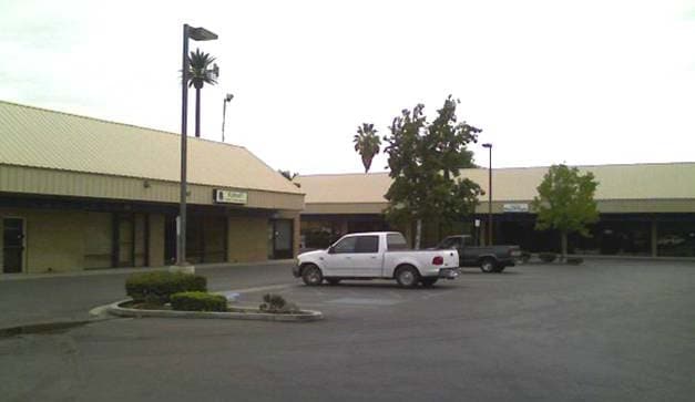 324 Oak St, Bakersfield, CA for lease - Primary Photo - Image 1 of 3