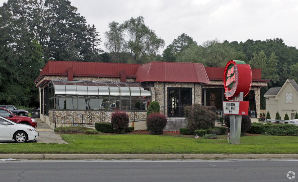 805 Dutchess Tpke, Poughkeepsie, NY 12603 805 Dutchess Turnpike