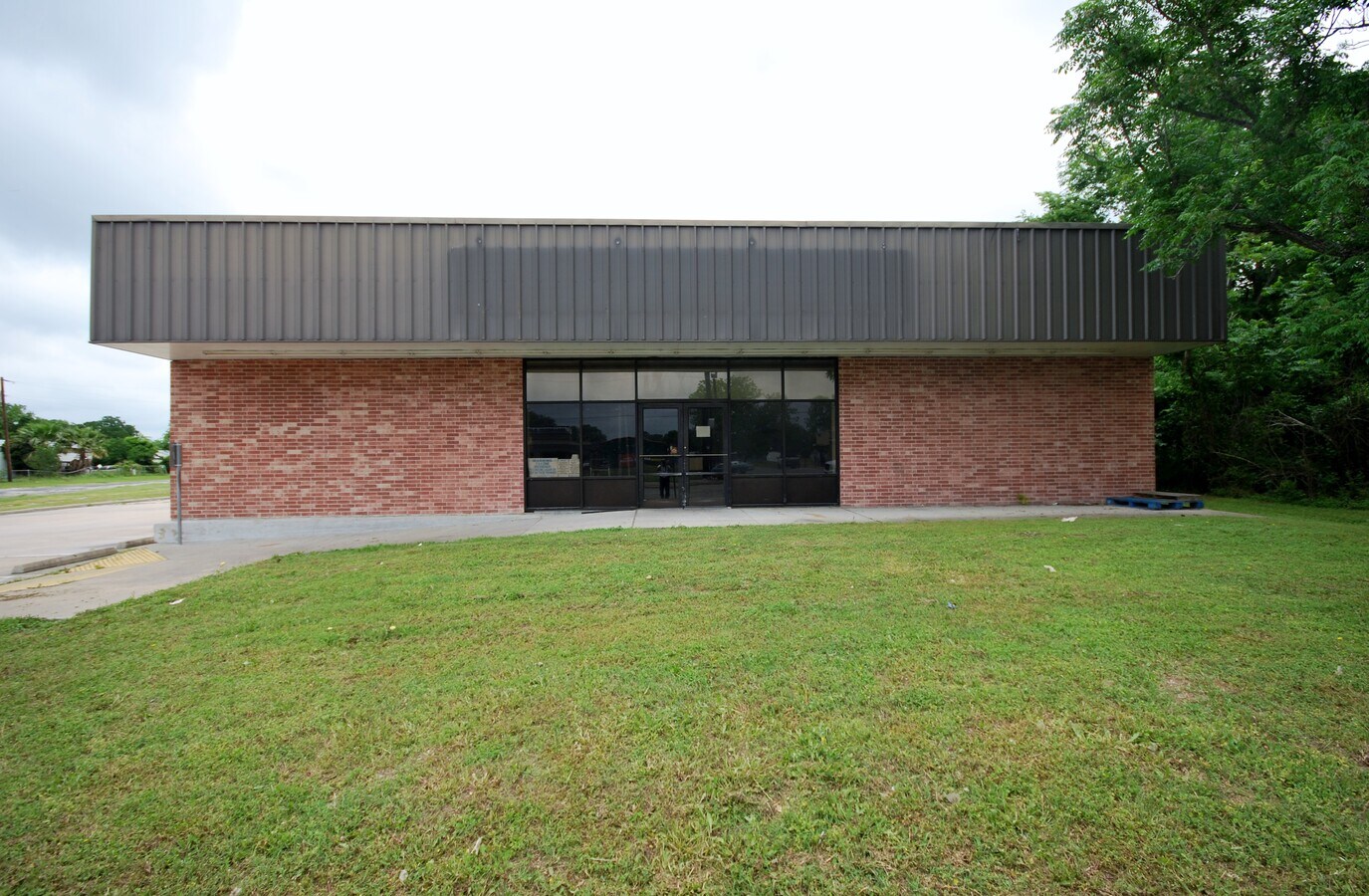 618 N La Grange St, Flatonia, TX 78941