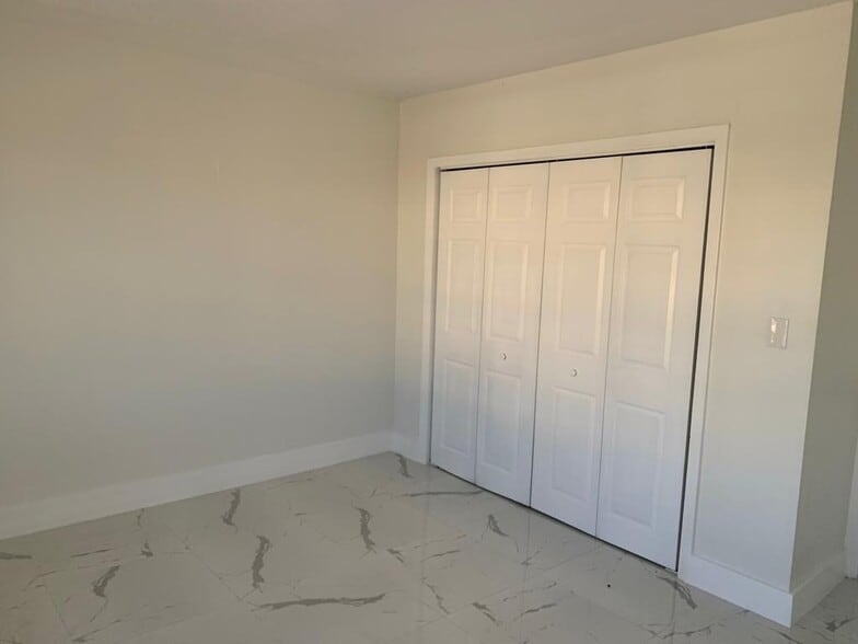 6 Units FOR SALE in Hialeah portfolio of 6 properties for sale on LoopNet.com - Building Photo - Image 3 of 6
