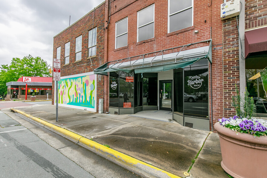 131 W Davis St, Burlington, NC for lease - Building Photo - Image 3 of 16