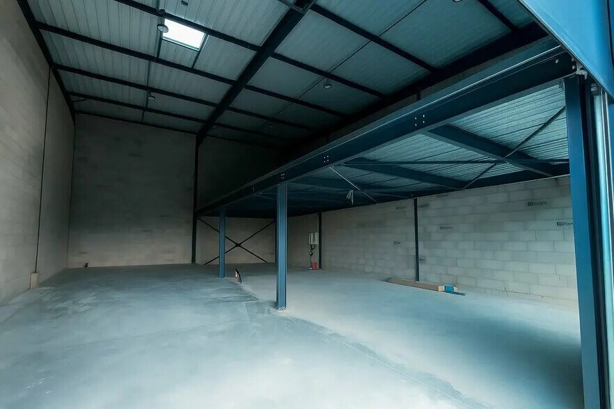 Flex in Villette-d'Anthon for sale - Interior Photo - Image 2 of 9