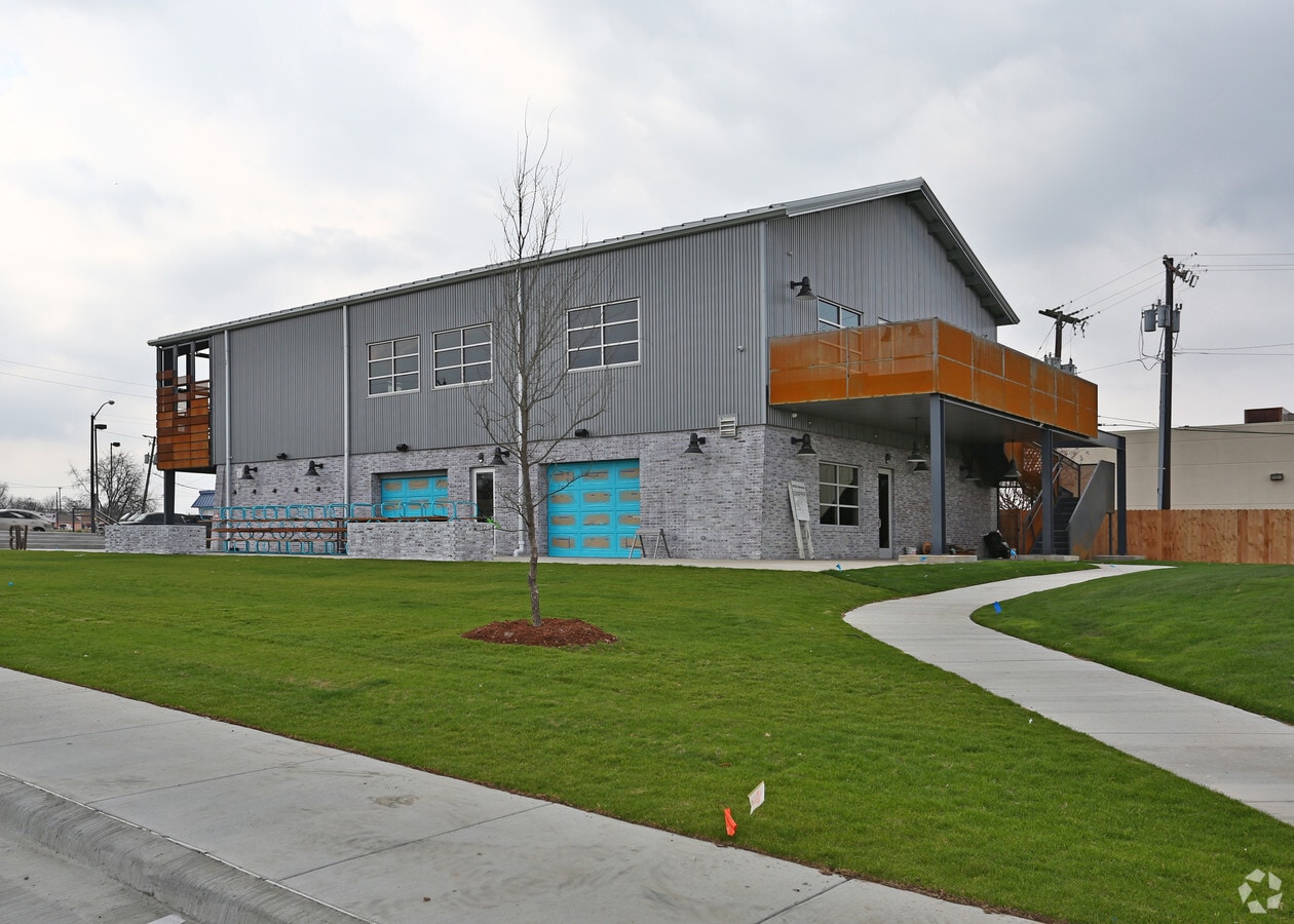 2000 W Berry St, Fort Worth, TX 76110