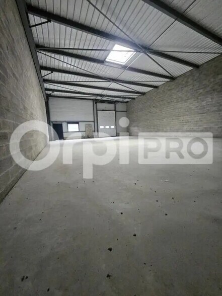 Flex in Cormontreuil for lease - Interior Photo - Image 2 of 3