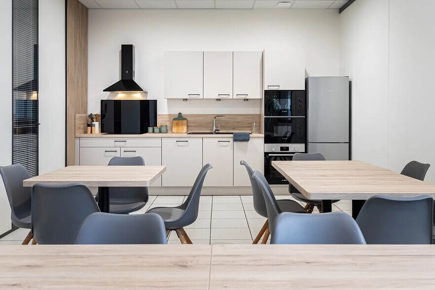 15 Rue Des Frères Lumière, Chassieu for lease - Interior Photo - Image 3 of 6