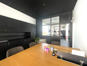 Office in Clichy for lease Interior Photo- Image 1 of 8