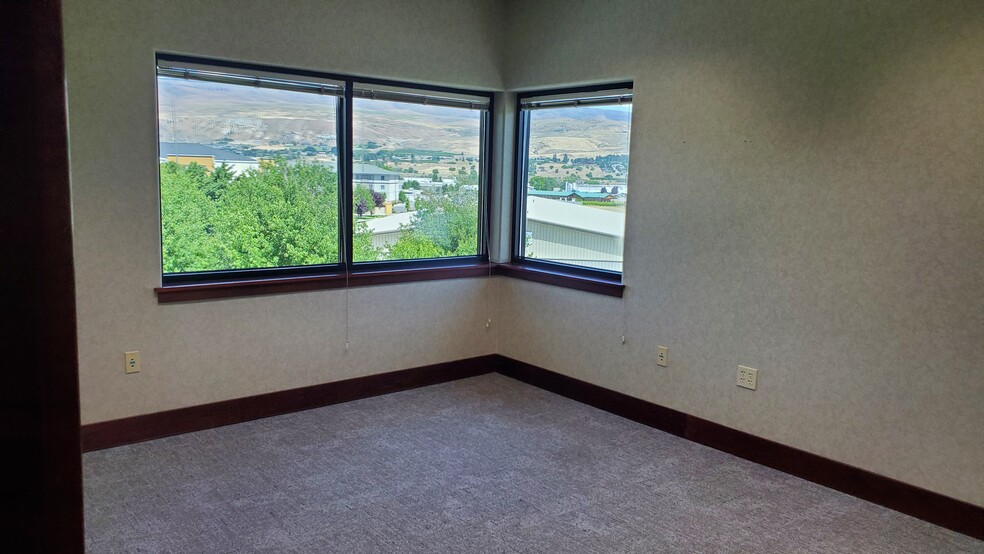 123 Easy St, Wenatchee, WA for lease - Interior Photo - Image 3 of 10