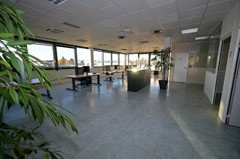 Office in Senlis for lease Interior Photo- Image 1 of 1