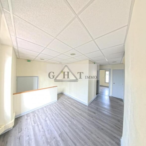 Office in Créteil for lease - Interior Photo - Image 2 of 6