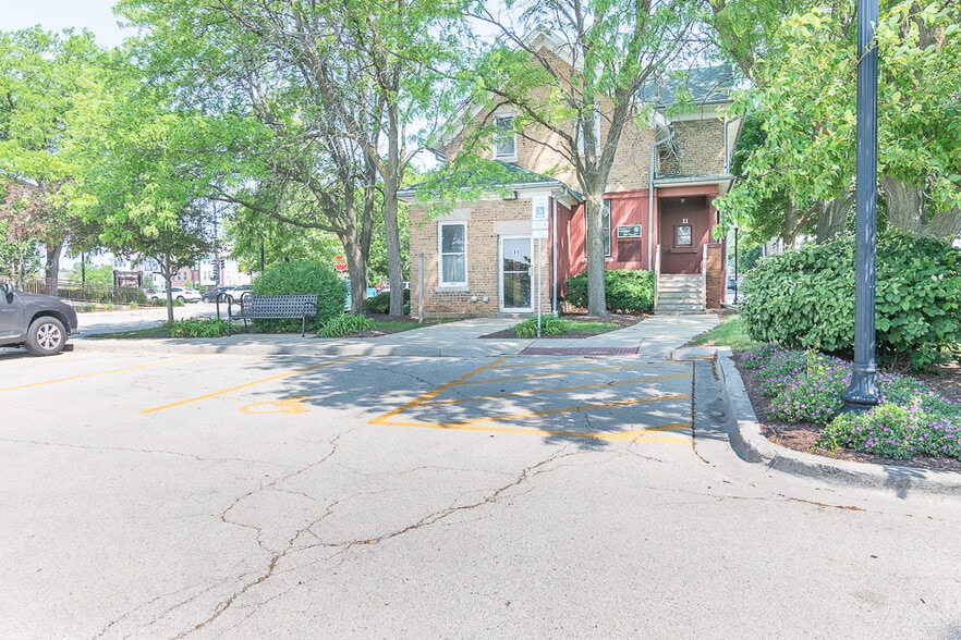 Portfolio of 3 assets in Schaumburg, IL portfolio of 3 properties for sale on LoopNet.com - Building Photo - Image 3 of 13