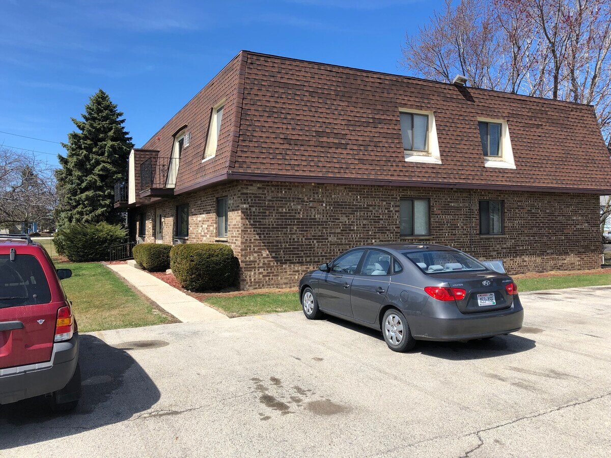 10500 Dunkelow Rd, Franksville, WI 53126