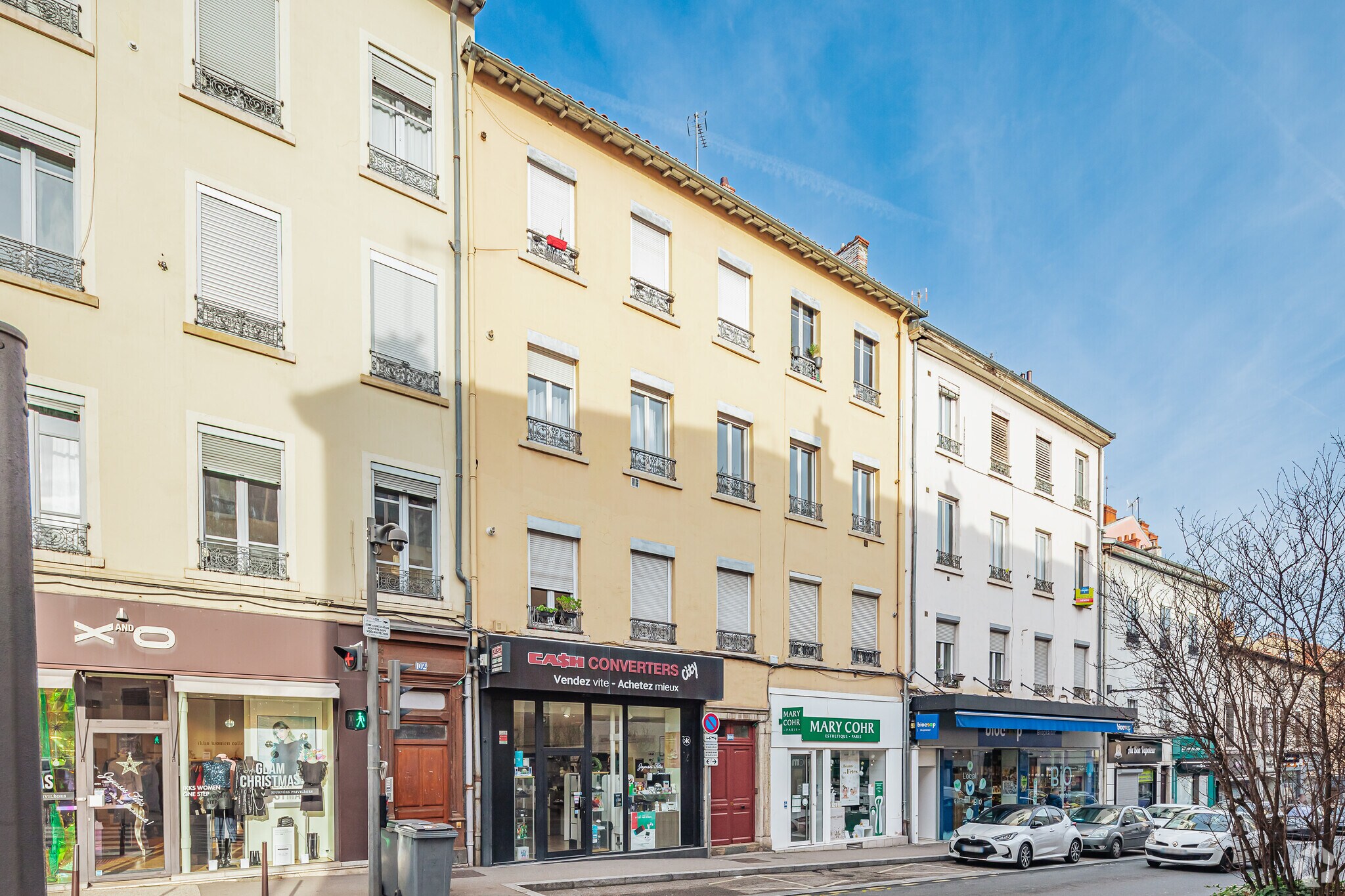 Retail in Oullins for lease Primary Photo- Image 1 of 3