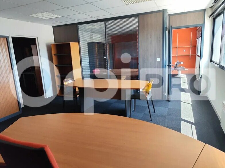Office in Limoges for lease - Interior Photo - Image 2 of 8