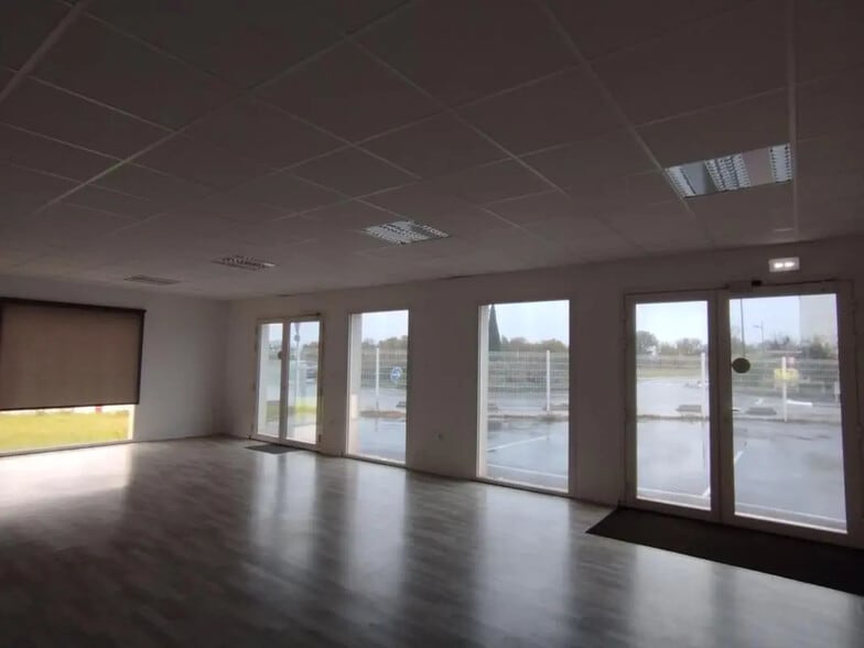 1 Rue Gaspard-Gustave Coriolis, Plaisance-du-Touch for lease - Interior Photo - Image 3 of 10