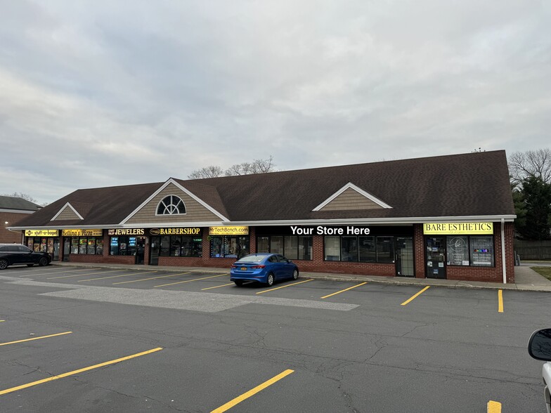 10-24 E Main St, East Islip, NY for lease - Building Photo - Image 1 of 2