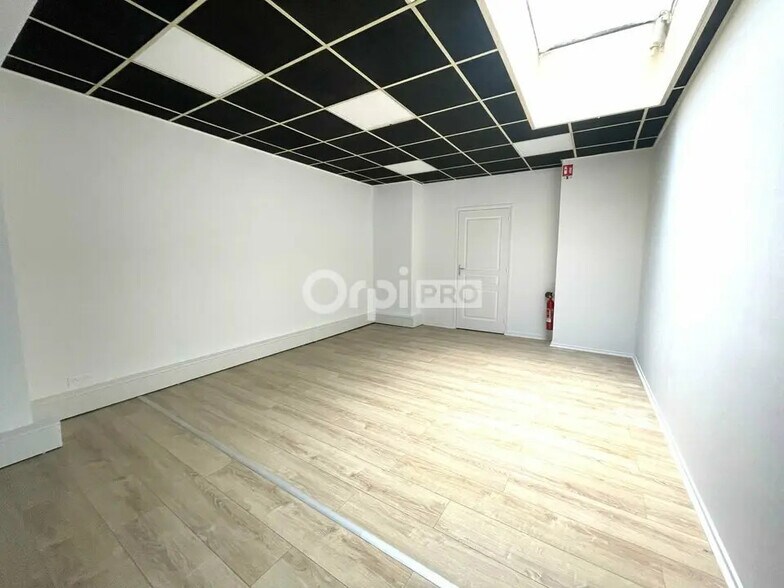 13 Rue De La Sous-Préfecture, Saint-Quentin for lease - Interior Photo - Image 3 of 4