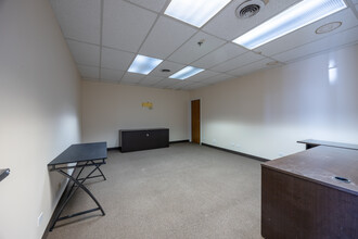 9930 Derby Ln, Westchester, IL for lease Interior Photo- Image 1 of 2