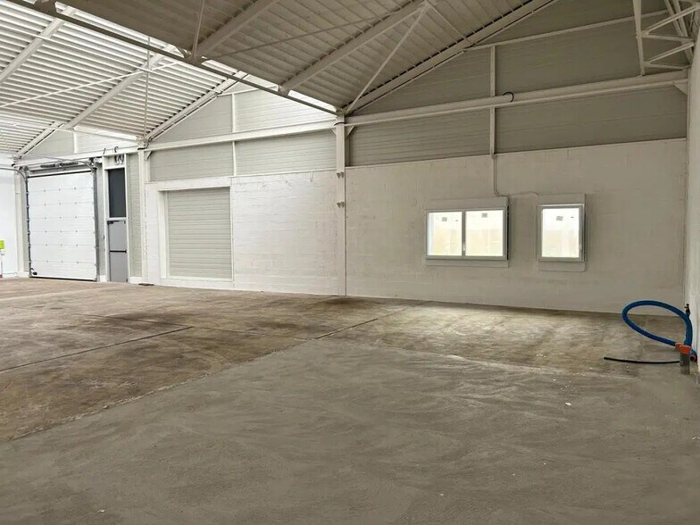 18 Rue De Bel Air, Carquefou for lease - Interior Photo - Image 3 of 5