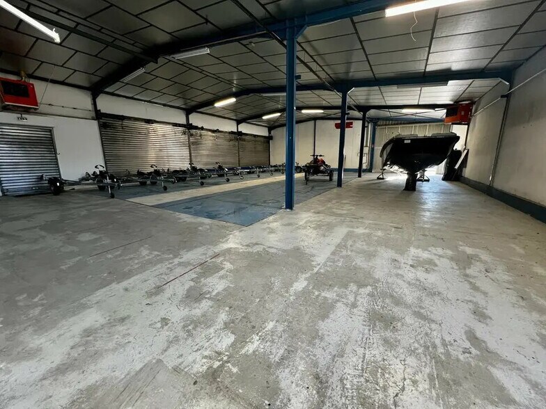 Retail in Le Pontet for lease - Building Photo - Image 2 of 6