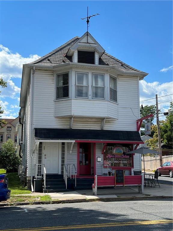 49 N Broad St, Nazareth, PA 18064