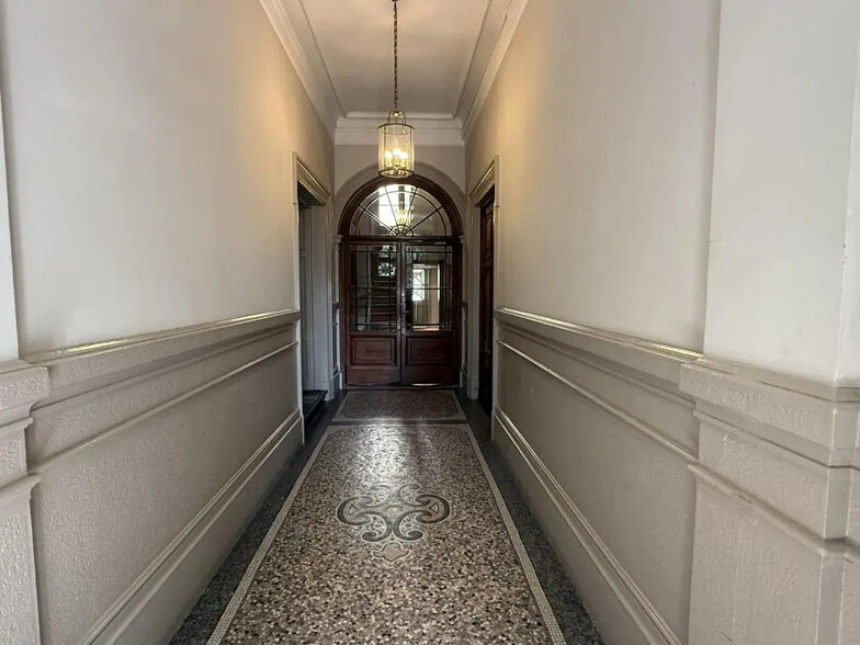 Retail in Lyon for sale - Building Photo - Image 2 of 12