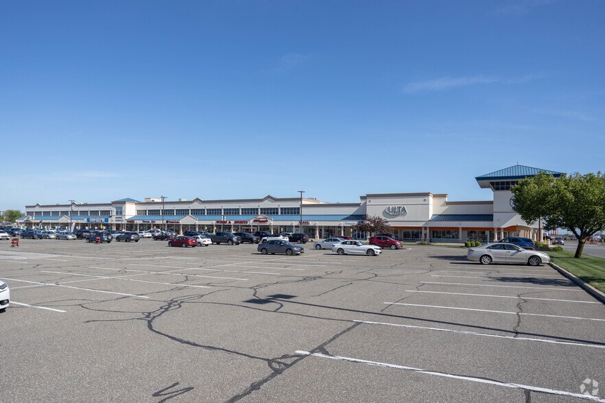 234 Airport Plaza Blvd, Farmingdale, NY for lease - Building Photo - Image 3 of 13