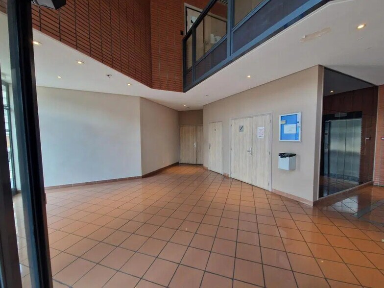 Office in Cergy for lease - Building Photo - Image 3 of 14