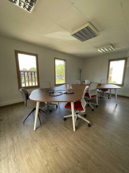 Office in Mont-Saint-Aignan for lease - Interior Photo - Image 3 of 9