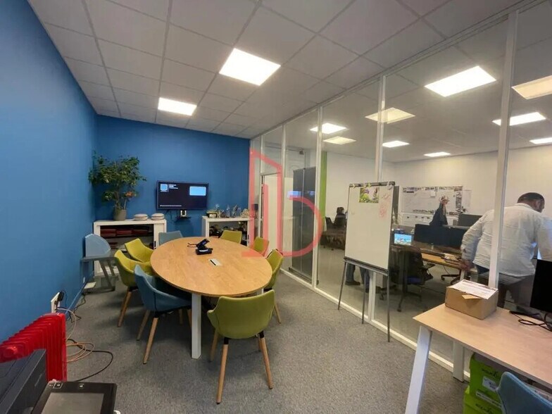 Office in Bordeaux for lease - Interior Photo - Image 2 of 3