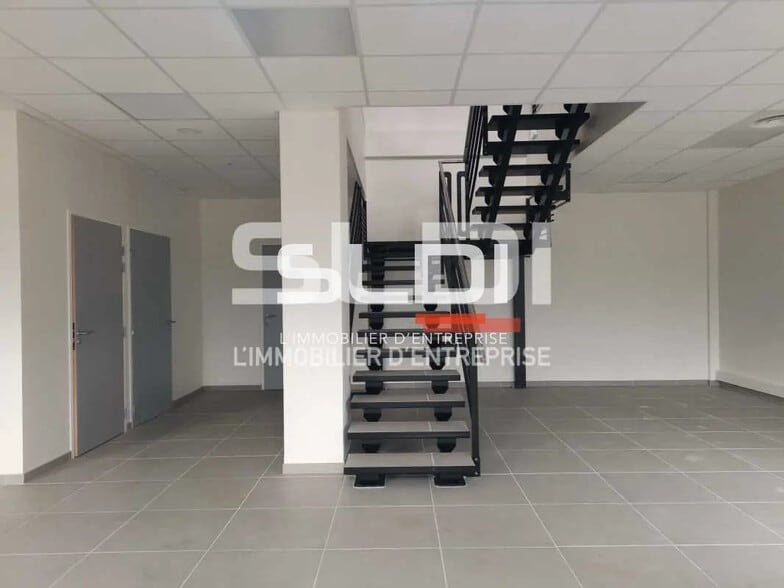 Flex in Bourgoin-Jallieu for sale - Building Photo - Image 3 of 17