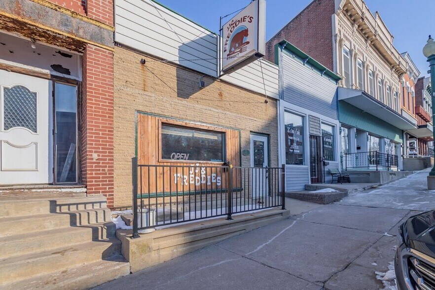 121 W Market St, Mount Carroll, IL 61053