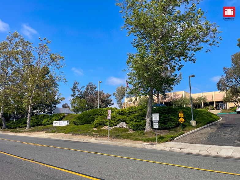 950 Lawrence Dr, Thousand Oaks, CA for lease - Building Photo - Image 2 of 10