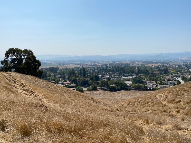 17101 Kruse Ranch Ln, Morgan Hill, CA for sale - Building Photo - Image 2 of 16