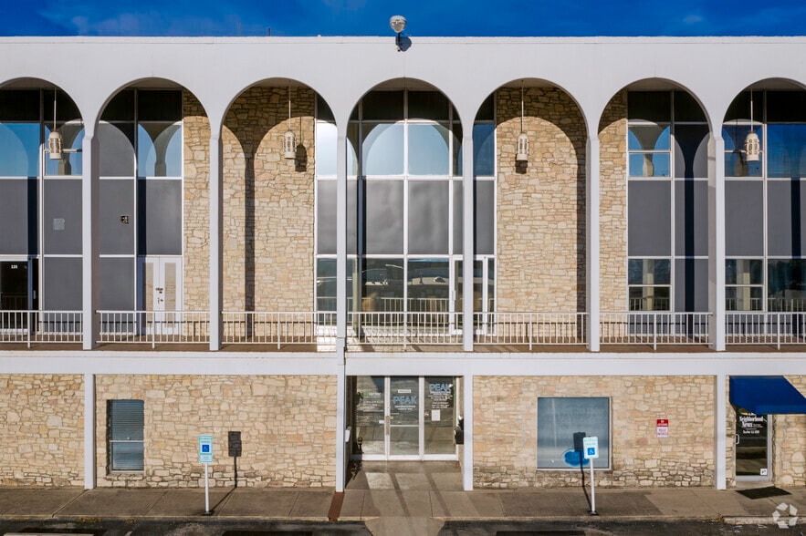 3740 Colony Dr, San Antonio, TX for lease - Building Photo - Image 3 of 4