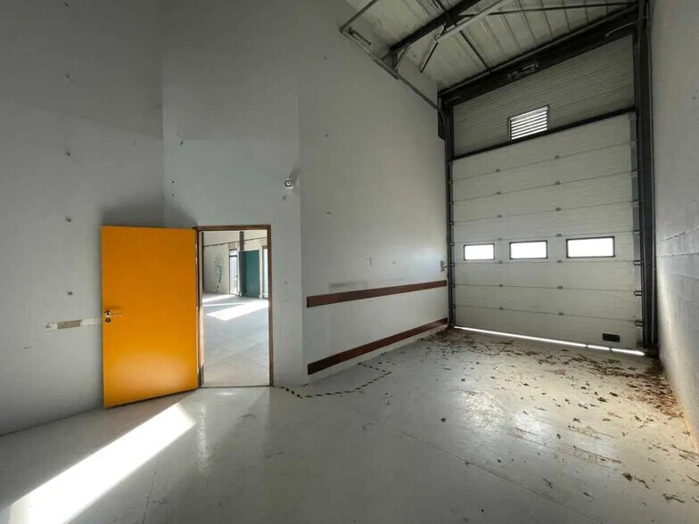 Flex in Lyon for lease - Interior Photo - Image 2 of 3