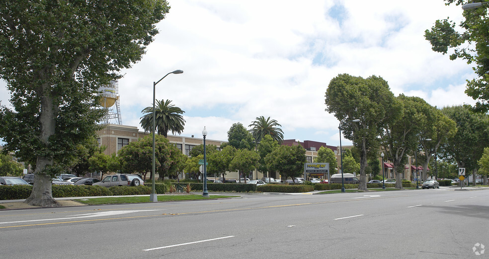 10950 International Blvd, Oakland, CA for lease - Building Photo - Image 2 of 5