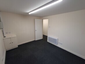 50 Dickson St, Dunfermline for lease Interior Photo- Image 2 of 4