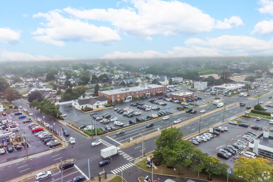 4230-4250 Hempstead Tpke, Bethpage, NY for lease - Building Photo - Image 2 of 5