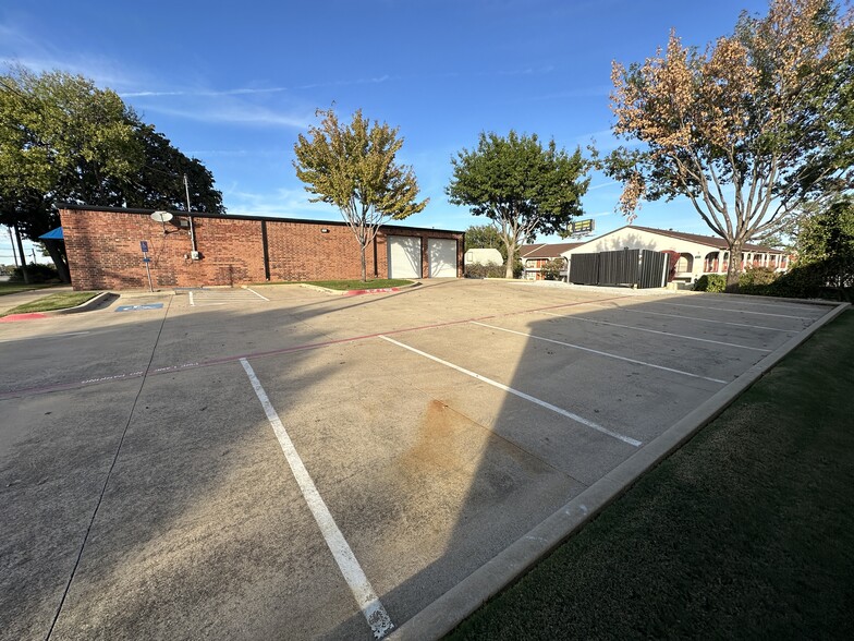 1911 Bernard St, Denton, TX for lease - Building Photo - Image 2 of 6