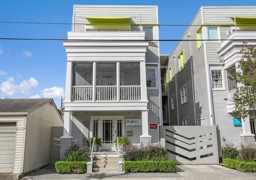 8218 Maple St, New Orleans, LA 70118