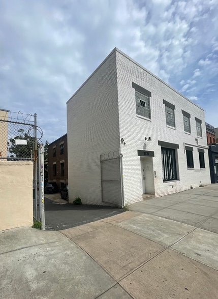 10-25 48th Ave, Long Island City, NY for lease - Building Photo - Image 2 of 2