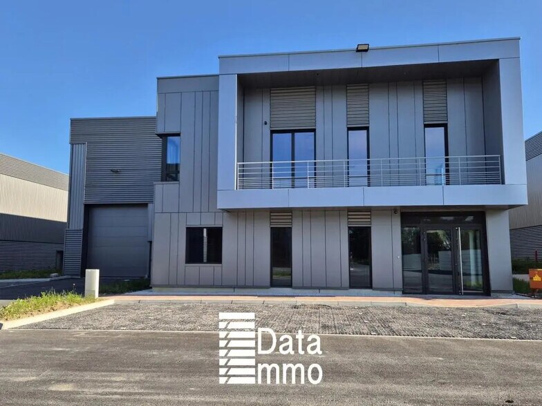 Industrial in Courtry for lease - Building Photo - Image 2 of 10