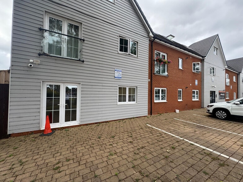 63 Twist Way, Slough for lease - Primary Photo - Image 1 of 1