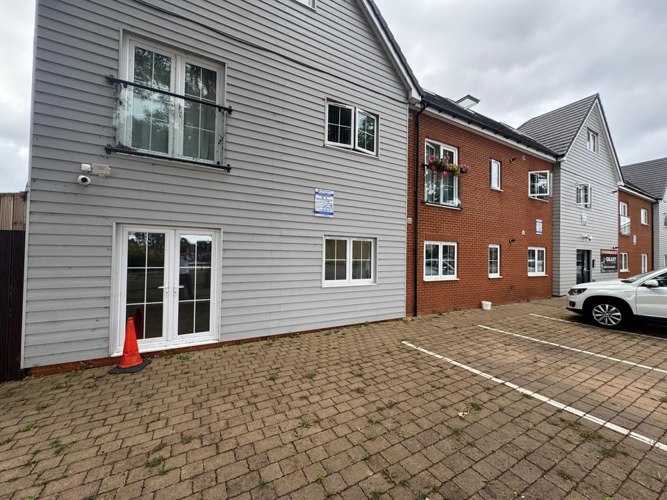 63 Twist Way, Slough for lease Primary Photo- Image 1 of 2