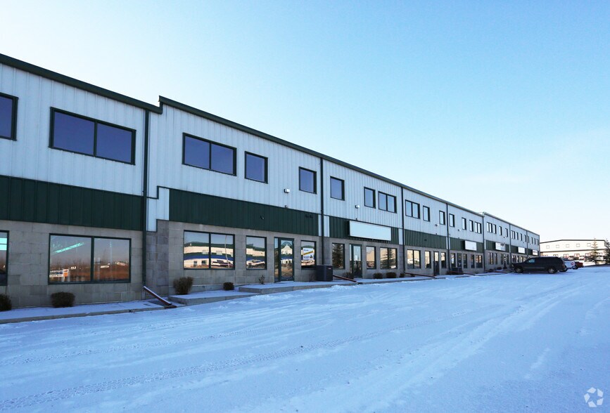 15 Burnt Bluff St, Red Deer County, AB for lease - Building Photo - Image 2 of 3