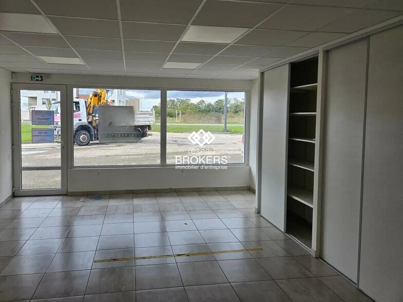 Retail in Bourg-en-Bresse for lease - Interior Photo - Image 1 of 10