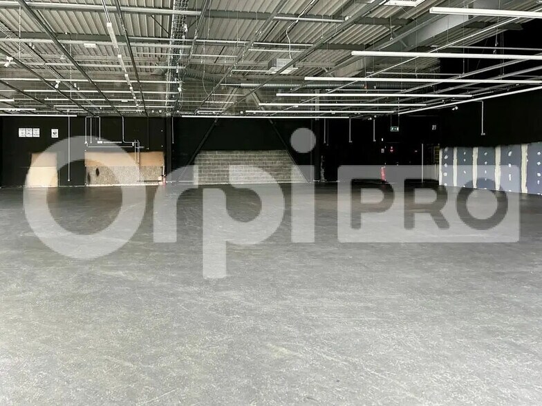 Retail in Arras for lease - Interior Photo - Image 3 of 9